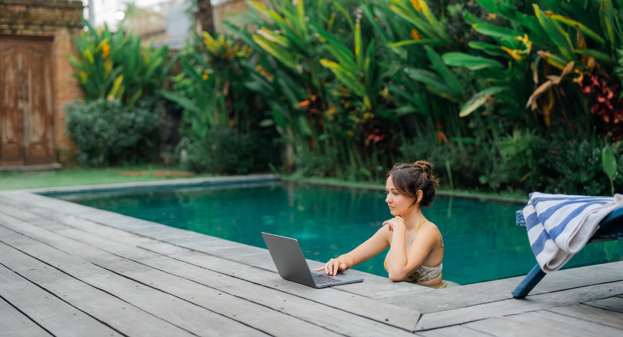 Télétravail_wifi_piscine