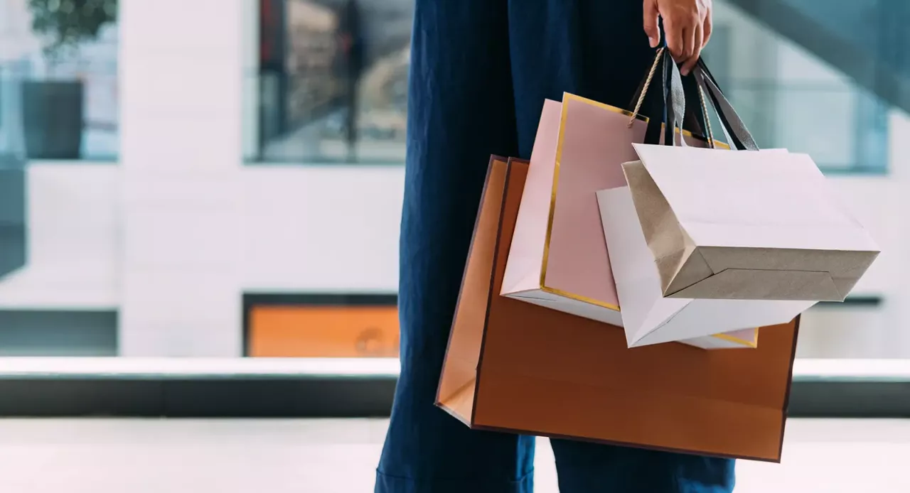 Un homme avec plusieurs sacs dans la main