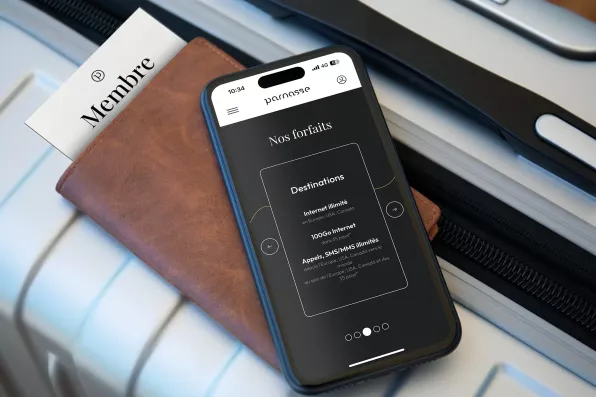 Mobile sur une valise