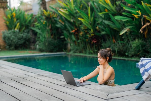 Télétravail_wifi_piscine